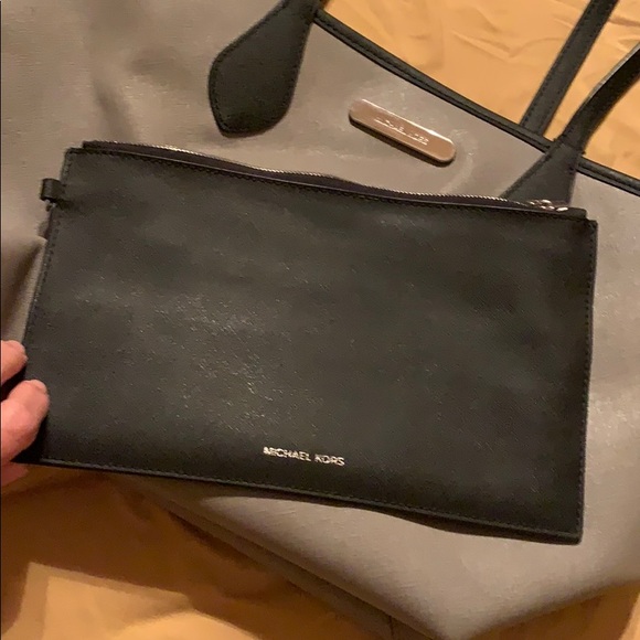 MICHAEL KORS SHOULDER BAG - Picture 2 of 3